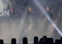 TGCのトップを務めた（左から）池田エライザ、中条あやみ、三吉彩花＝さいたまスーパーアリーナ