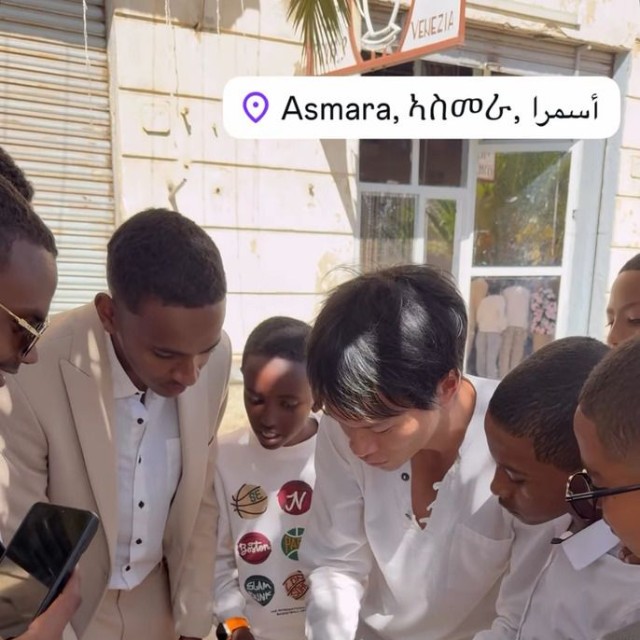 現地の子どもたちにマジックを披露するRyuheiさん（Instagramハイライトより）／Ryuhei Magicさん提供