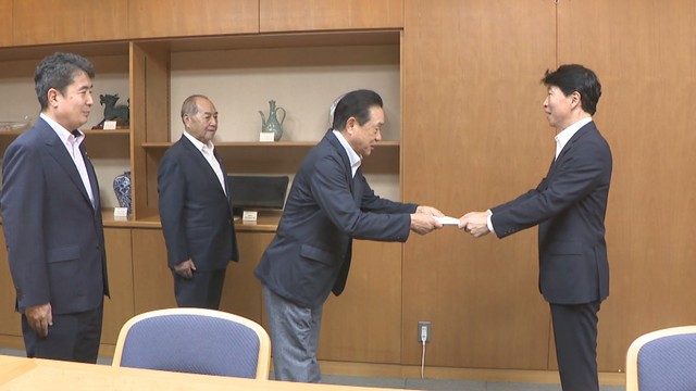 伊原木知事に提言書を手渡す岡山県市長会