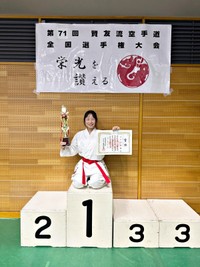 賞状とトロフィーを手に笑顔を見せる由凪さん。（画像提供：由凪（ユナ）さん）