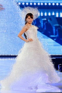 ウエディングドレス姿で登場した加藤夏希＝2014年