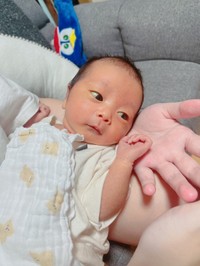 生後13日の娘さん／母親提供