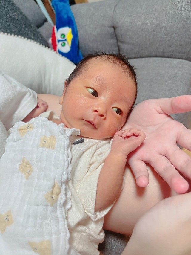 生後13日の娘さん／母親提供