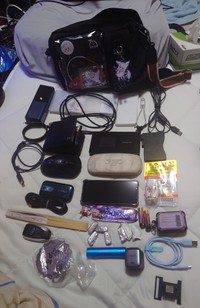 当時カバンの中に入っていたもの／日向れいらさん（@hinata_reira）提供