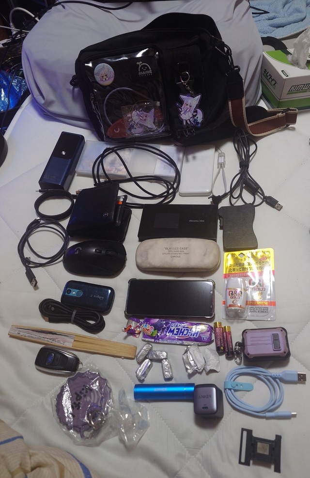当時カバンの中に入っていたもの／日向れいらさん（@hinata_reira）提供