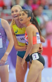 パリ五輪の女子1500メートル準決勝でオーストラリアのハル・ジェシカ（中央）と抱き合いながらタイムを見る田中希実＝2024年