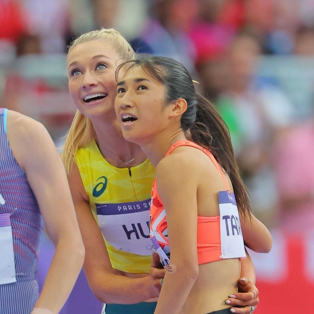 パリ五輪の女子1500メートル準決勝でオーストラリアのハル・ジェシカ（中央）と抱き合いながらタイムを見る田中希実＝2024年