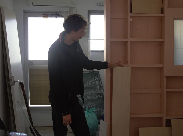 DIYで作っている「小さな美術館」。棚にはミニチュアが陳列される予定(筆者撮影）