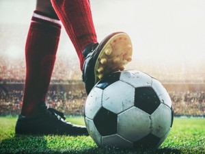 小川哲さんが作家としての文章化を拒むほど愛したサッカー選手デニス・ベルカンプ