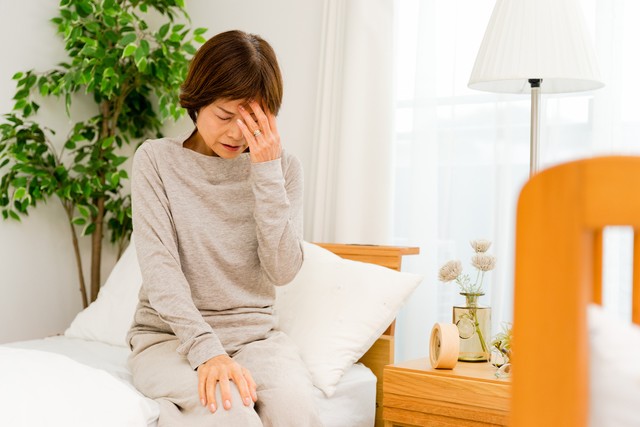 更年期症状に悩む女性※画像はイメージです（chachamal/stock.adobe.com）
