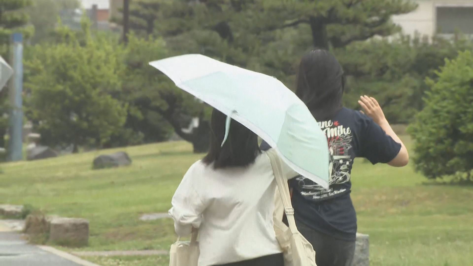 台風6号〉「風がめっちゃ強くてびっくり」 JR高松駅では計画運休を前に