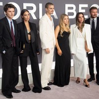 ヴィクトリア・ベッカム（右から２人目）