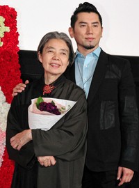 本木雅弘さんと義母の樹木希林さん　2012年