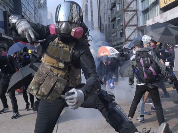 香港民主化デモと警察暴力描いた映画「時代革命」　監督「刑務所入っても台本書ける」