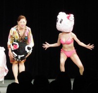 キングオブコントに出場した大場久美子（右）と林寛子＝2014年