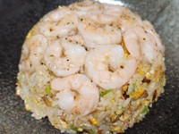 妻から託された「余り物」で作った晩ごはん。エビ好きの家族のために、具材がよく見えるよう盛り付けを工夫した炒飯／エンジニアの猫さん（@neco_engineer）提供