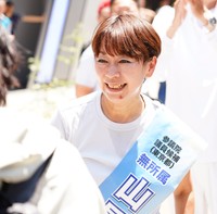 大粒の汗を流しながら有権者に声を掛ける山尾志桜里氏