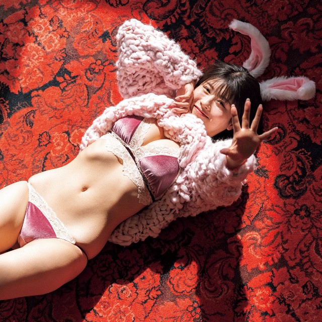 ちとせよしの「旬撮GIRL Vol.29」(扶桑社)より＝撮影／佐藤佑一 ヘアメイク／mahiro スタイリング／工藤沙恵（ミタケイショウ）
