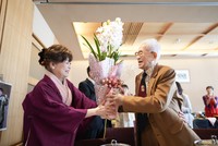 百寿を祝う会には約40人が参加。花束の贈呈が行われた