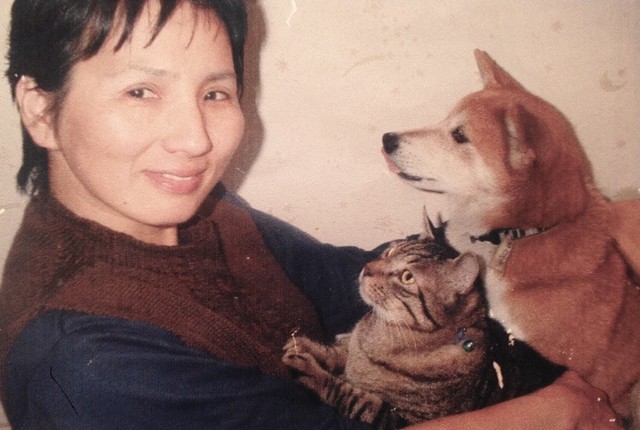 セアまりさんの傍にはいつも動物がいた。犬は子犬のときに捨てられていたそば。猫は交通事故に遭っていたのを保護したくー（写真提供=セアまり。以下同）
