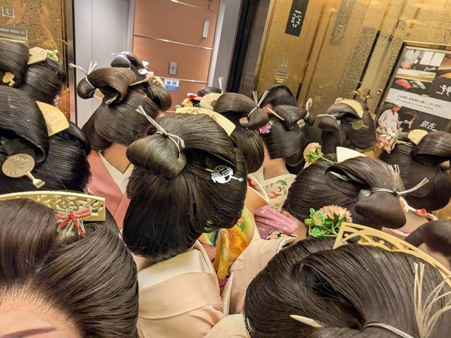 15人の芸妓がエレベーターに…（有馬芸妓提供）