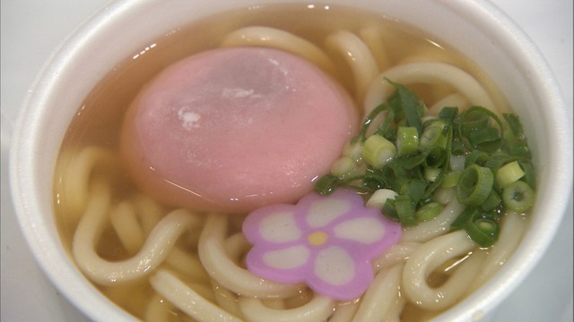 白いうどんに赤い具材…「年明けうどん」をPR！全国のご当地うどんが高松に集合