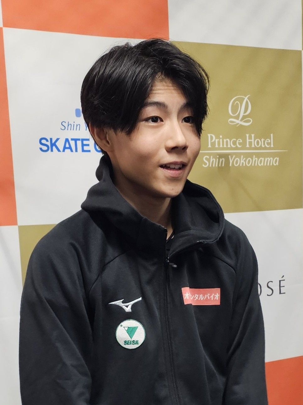 ジュニア男子SP後に取材に答える