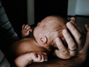 孫の世話を手際よくする父を見て、自分が赤ちゃんだった頃を重ねた