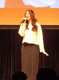 サブリナは「18歳のおとなたち」の主題歌「ぎんいろをふりまきながら」を歌唱