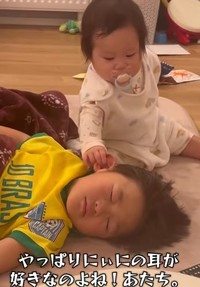 やっぱりにぃにの耳が好き♡（提供：＠kazufam.kidslifeさん）
