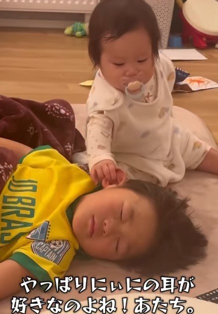やっぱりにぃにの耳が好き♡（提供：＠kazufam.kidslifeさん）
