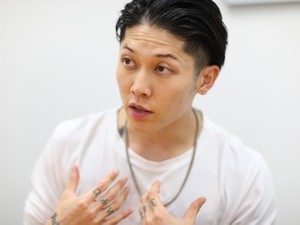 アンジーから聞いて難民問題に関心　MIYAVIは音楽で難民の子とつながった