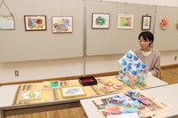 色鮮やかな「アルコールインクアート」の作品制作に励んでいる成宗さん