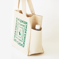 両サイドのポケットは水筒やペットボトルにぴったり（宝島社提供）