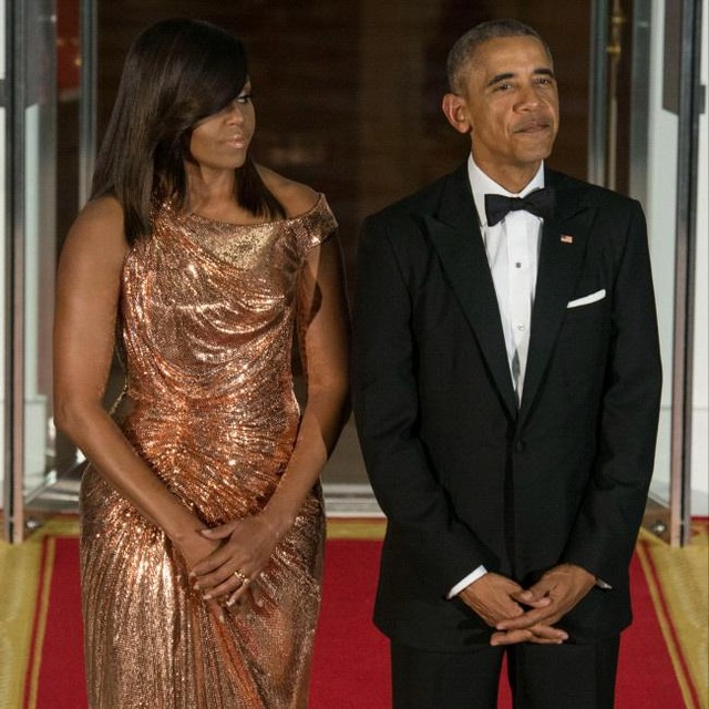 　ミシェル・オバマ夫人（左）とバラク・オバマ元米大統領