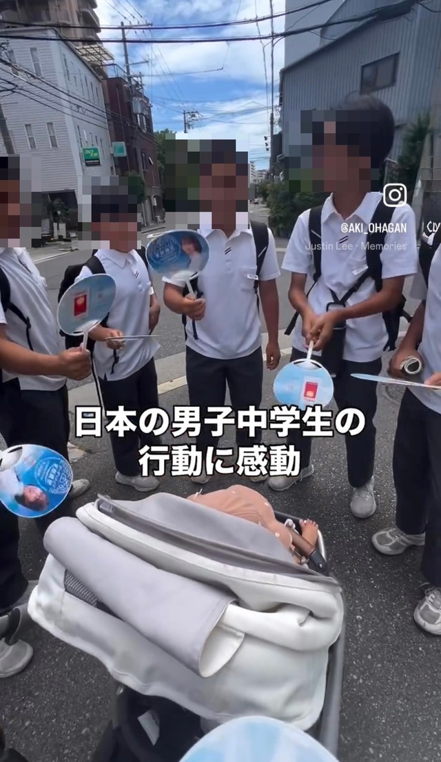 うちわであおぐ6人の男子中学生たち。投稿主は何度も「ありがとう」と繰り返した／オヘイガン亜季さん（@aki_ohagan）提供