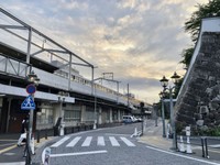 JR福山駅（左）から石垣（右）まで道路を挟んで10歩ほど（画像提供：福山市役所）