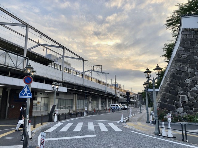 JR福山駅（左）から石垣（右）まで道路を挟んで10歩ほど（画像提供：福山市役所）