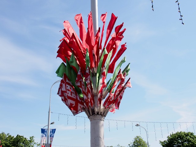 はためくベラルーシの国旗をアレンジした装飾