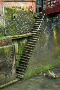 「特別な栄養が摂取できる」階段がこちら（提供：toshibo｜廃墟と写真｜書籍『ゲーム旅』さん）