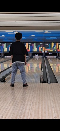 ボウリングをプレイする息子さんの後ろ姿（提供：しとらすさん）