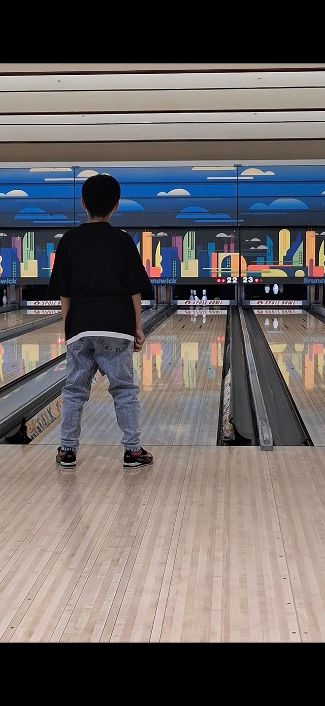 ボウリングをプレイする息子さんの後ろ姿（提供：しとらすさん）