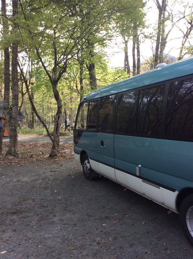 熊が出た当日の昼間に撮影されたキャンプ場の様子。手前のマイクロバスは当時すらたまさんが乗ってい車両（画像提供：すらたまさん）（画像提供：すらたまさん）
