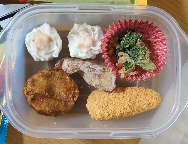 冷凍食品をタッパーに並べただけの第1号の弁当／Yuji Nodaさん（@yuuuuuzi）提供