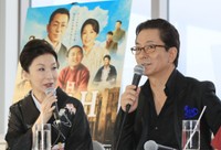 水谷豊（右）と伊藤蘭＝2013年