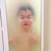 お風呂の扉越しにぼんやり浮かぶ息子さんむに@2yさん（@munimuni_baby）