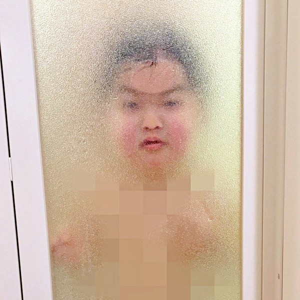 お風呂の扉越しにぼんやり浮かぶ息子さんむに@2yさん（@munimuni_baby）