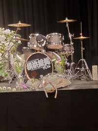 お別れ会で展示された嵐ヨシユキさんのドラムセット