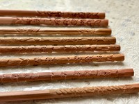 どんな風に彫られているのか、手に取って確かめたくなります（画像提供：下町の鉛筆屋 杉谷龍一さん）