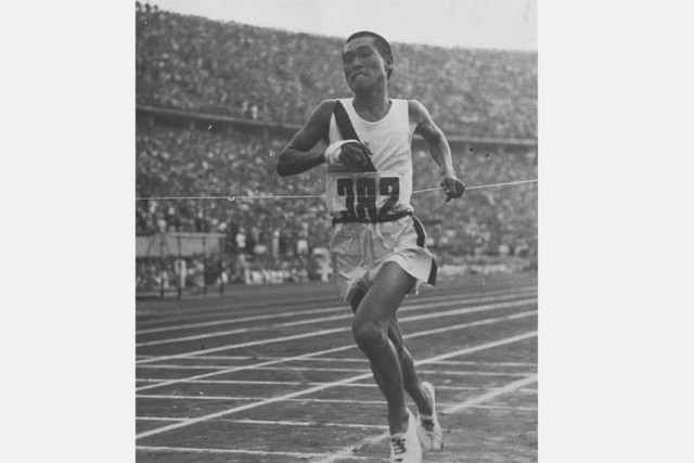 1936年のベルリン五輪のマラソンでゴールテープを切る祖父・孫基禎さん